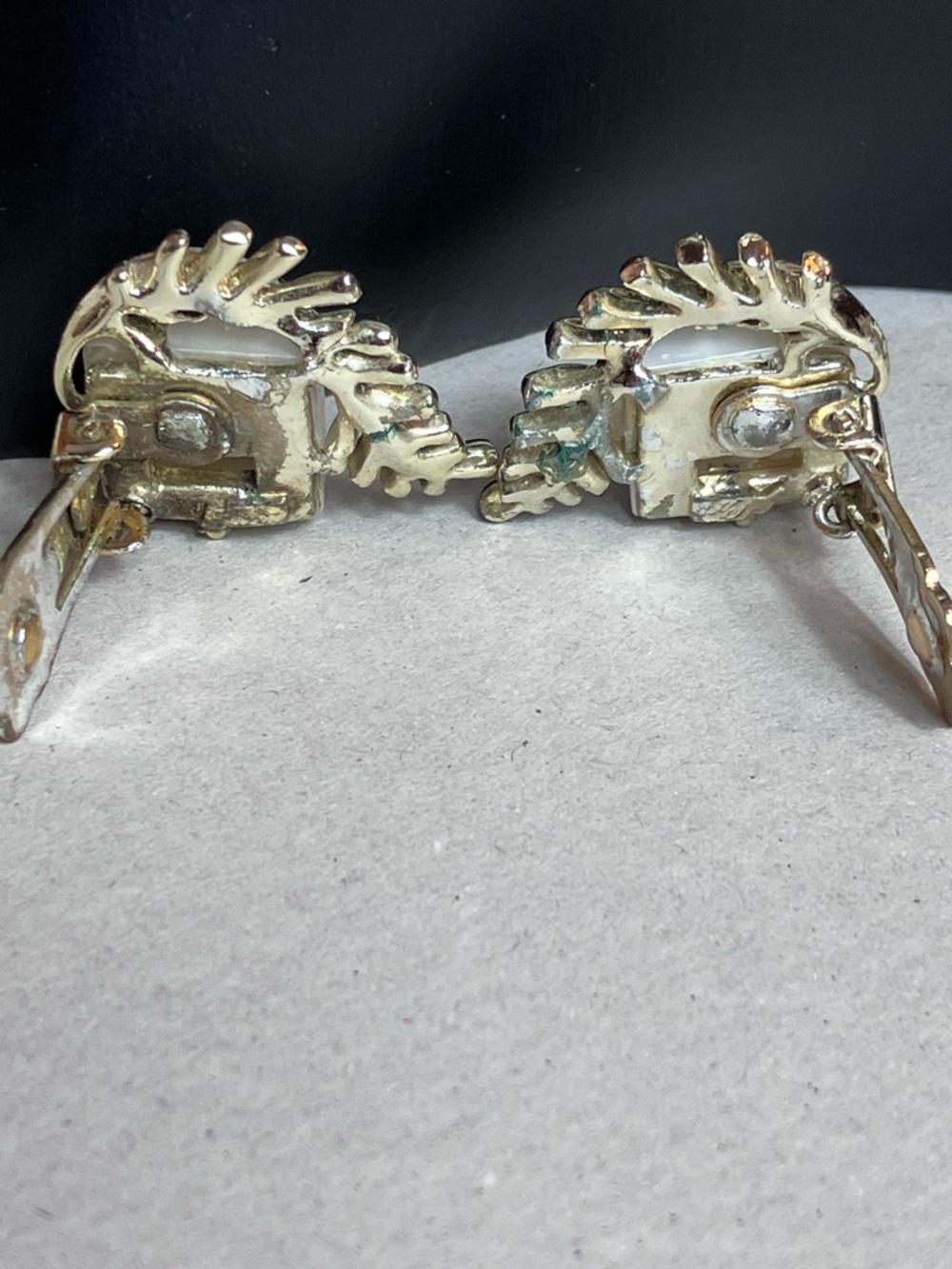 VTG Coro White iridescent Gold/ Silver tone Leaf Necklace & Earring Set - Picture 8 of 16